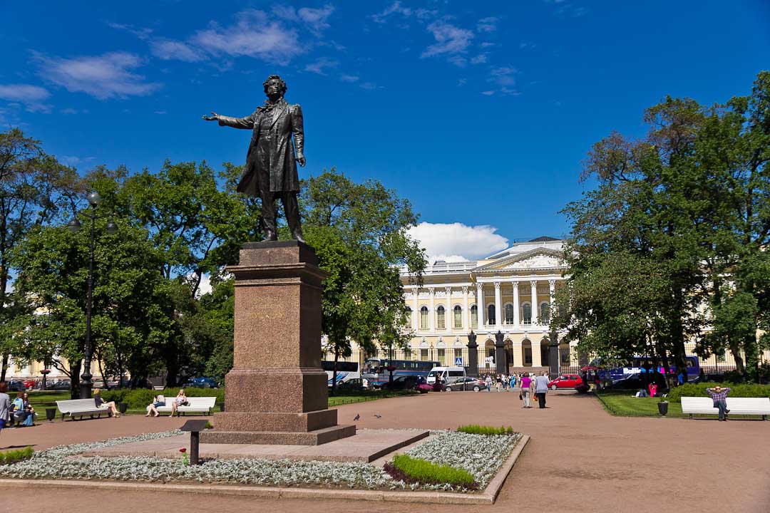 А с пушкин орел университетская площадь фото