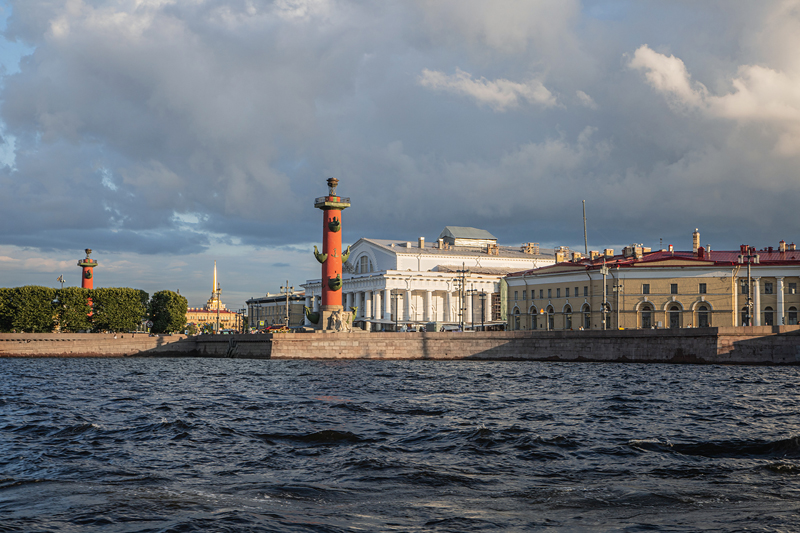 Стрелка Васильевского острова с воды