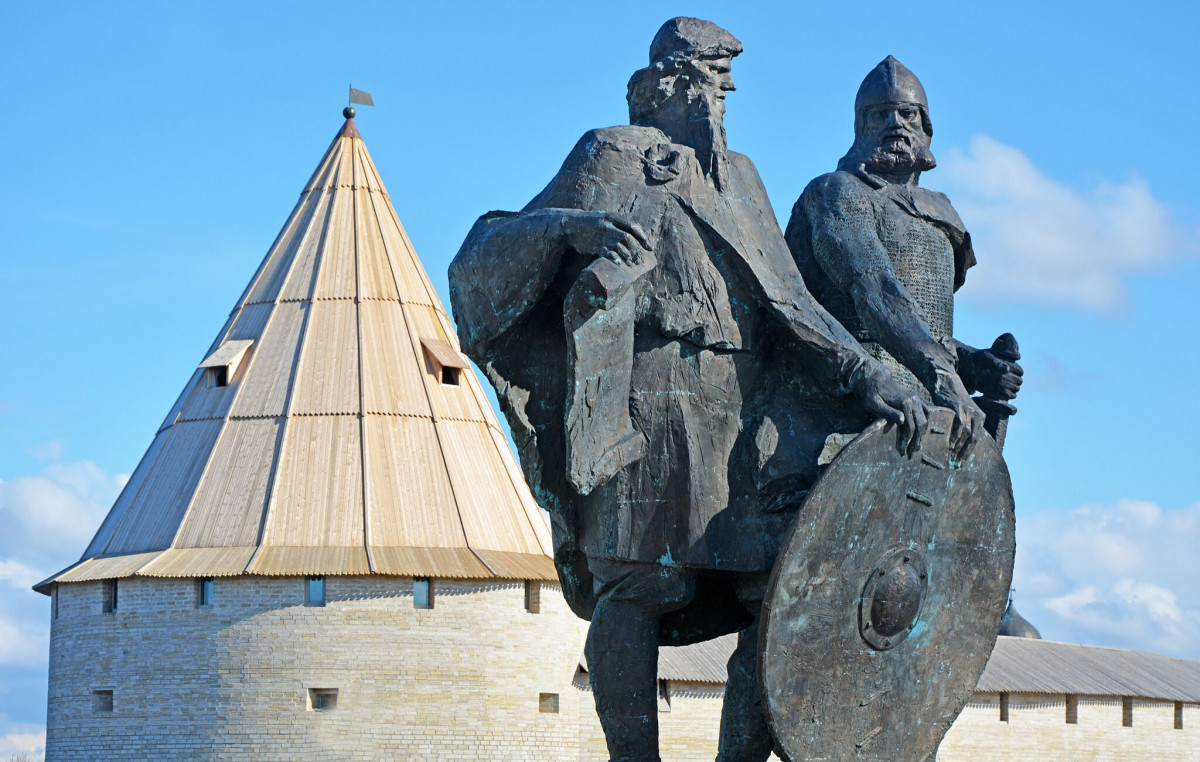 Памятник рюрику и олегу в старой ладоге фото