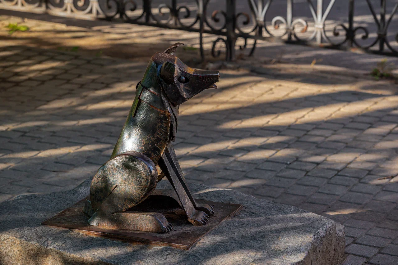 ПАМЯТНИК ДЕВИЕРУ И УЛИЦА ПРАВДЫ