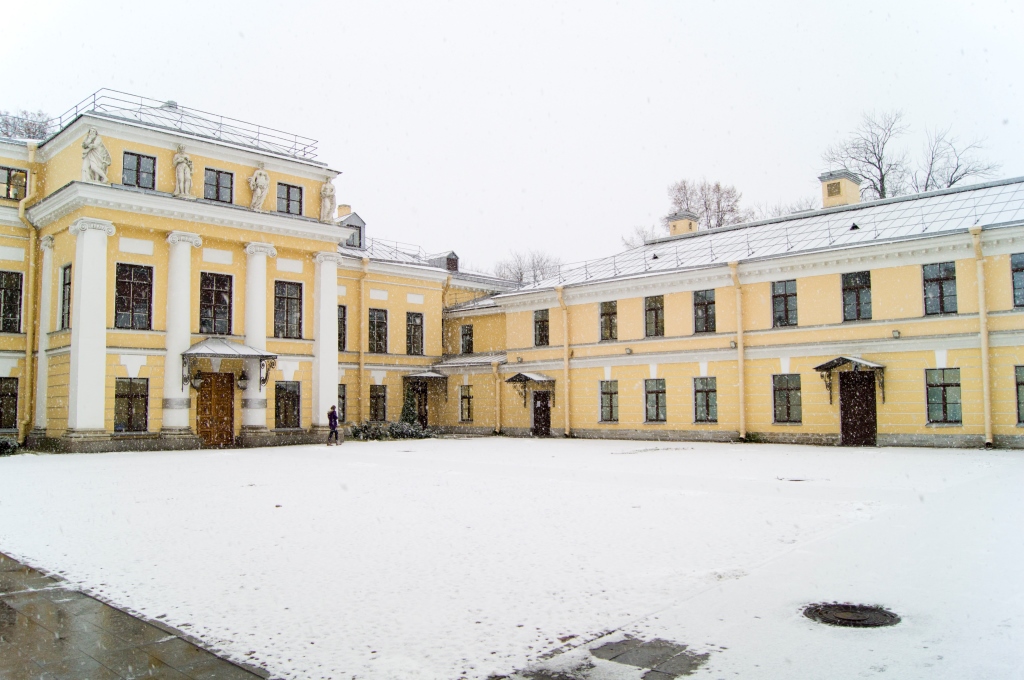 Прогулка вокруг дворца Бобринских